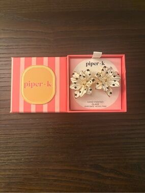 NEW Piper K white flower earrings
